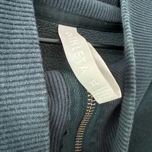 Athleta 1/4 zip dark blue /green size Xl - Picture 3 of 4